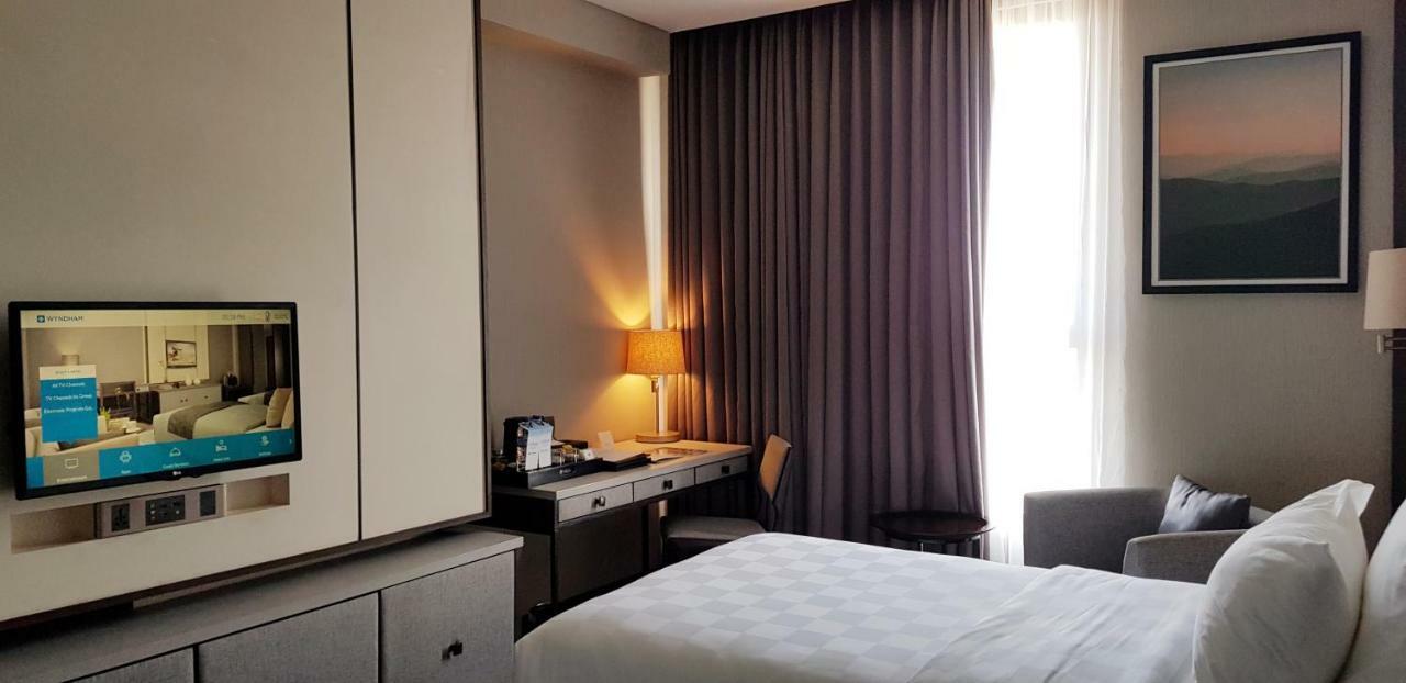 Wyndham Opi Hotel Palembang Exterior photo