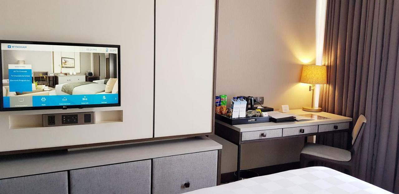 Wyndham Opi Hotel Palembang Exterior photo